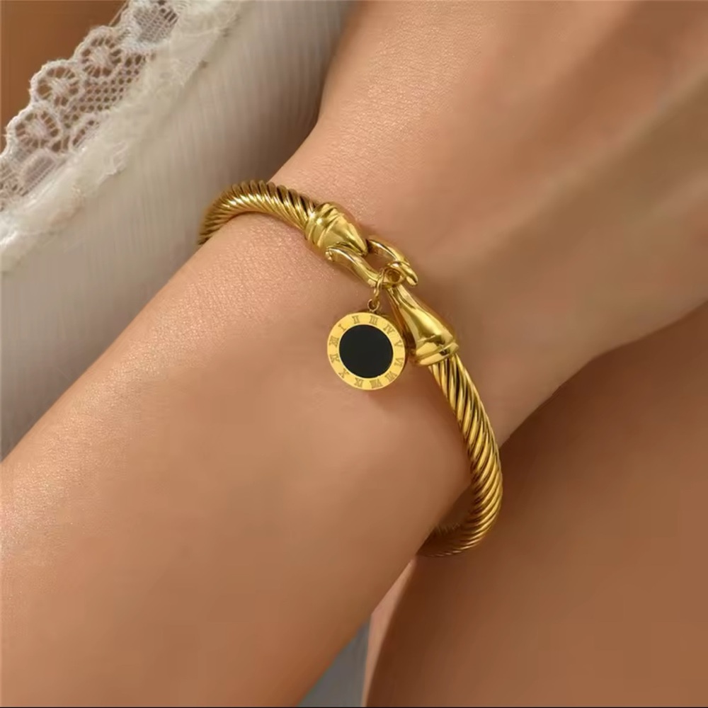 Rope Roman Digital Hang Tag  Horseshoe Buckle
18K Gold Plated 

Stainless Steel - Picture 4 of 6